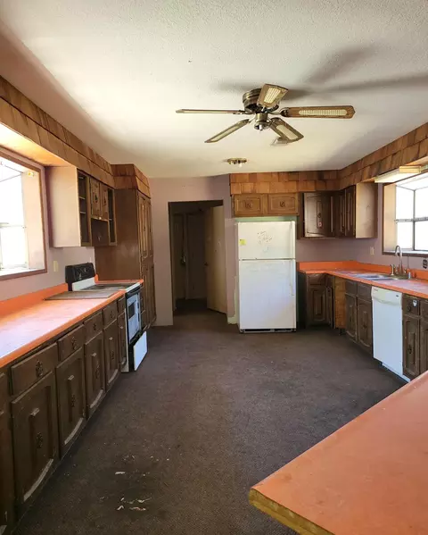 Kitchen - 19989 Sunnyview Dr, Redding, CA 96003 photo 2 of 4