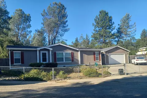 17877 Paradise Ln, Redding, CA 96003