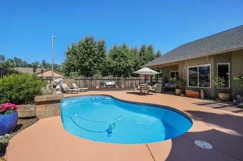1205 Bonhurst Dr, Redding, CA 96003 photo 2