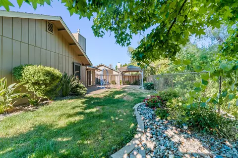 2425 Candlewood Dr, Redding, CA 96003 photo 28