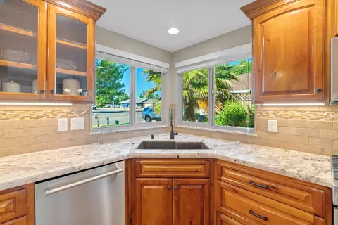 2425 Candlewood Dr, Redding, CA 96003 photo 9