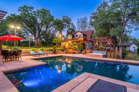 9128 Sugarloaf Dr, Redding, CA 96001