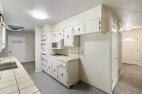 Kitchen - 2955 Quartz Hill Rd, Redding, CA 96003 photo 2 of 3
