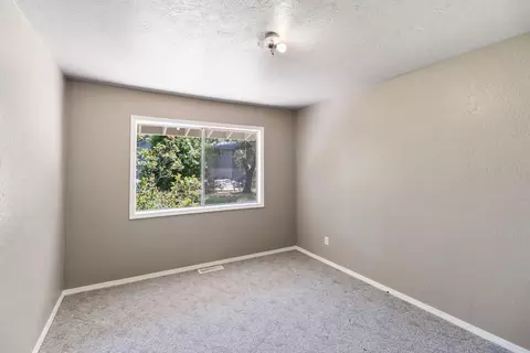 Bedroom - 2955 Quartz Hill Rd, Redding, CA 96003 photo 4 of 5