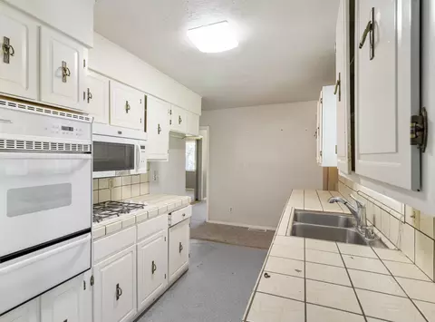 Kitchen - 2955 Quartz Hill Rd, Redding, CA 96003 photo 3 of 3