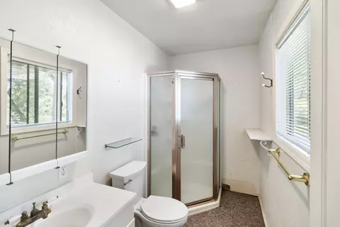Bath - 2955 Quartz Hill Rd, Redding, CA 96003 photo 2 of 2