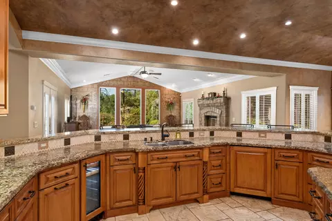 Kitchen - 19674 San Vincente Dr, Redding, CA 96003 photo 6 of 7