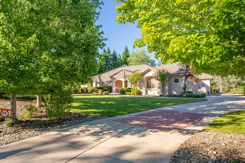 19674 San Vincente Dr, Redding, CA 96003