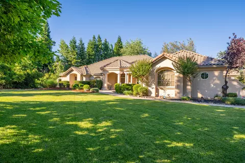 Exterior - 19674 San Vincente Dr, Redding, CA 96003 photo 7 of 25