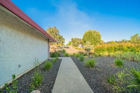 3694 Canterbury Dr, Redding, CA 96002 photo 4
