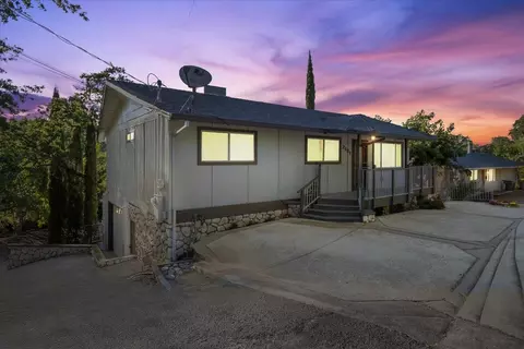 2184 Skyline Dr, Redding, CA 96001