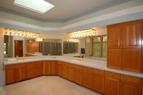 Bath - 1683 St Andrews Ave, Redding, CA 96003 photo 3 of 5