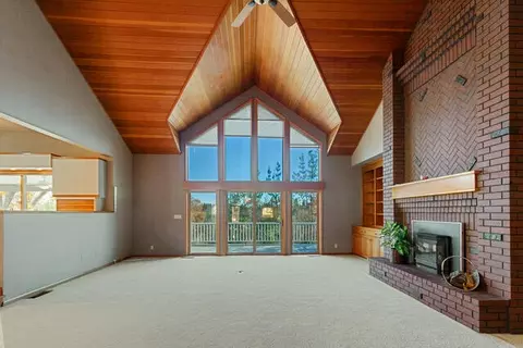 Living - 1683 St Andrews Ave, Redding, CA 96003 photo 4 of 16