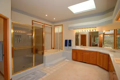 Bath - 1683 St Andrews Ave, Redding, CA 96003 photo 4 of 5