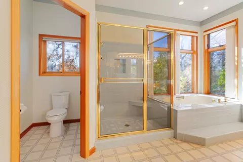 Bath - 1683 St Andrews Ave, Redding, CA 96003 photo 2 of 5