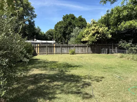 Exterior - 2264 Paris Ave, Redding, CA 96001 photo 7 of 8