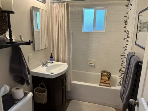 Bath - 2264 Paris Ave, Redding, CA 96001 photo 1 of 1