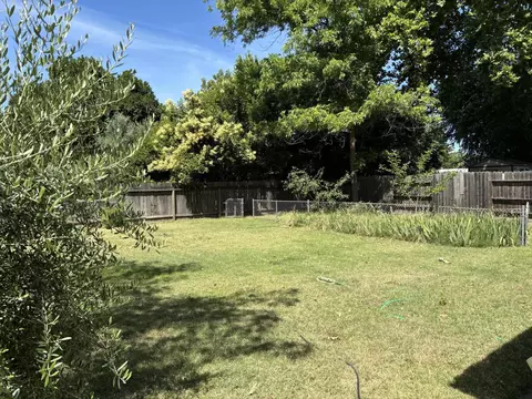 Exterior - 2264 Paris Ave, Redding, CA 96001 photo 6 of 8