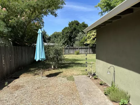 Exterior - 2264 Paris Ave, Redding, CA 96001 photo 8 of 8