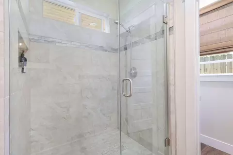 Bath - 1388 Spinnaker Dr, Redding, CA 96003 photo 2 of 3