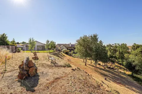 Exterior - 1388 Spinnaker Dr, Redding, CA 96003 photo 10 of 11