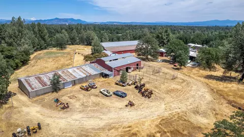 10196 Old Oregon Trl, Redding, CA 96003