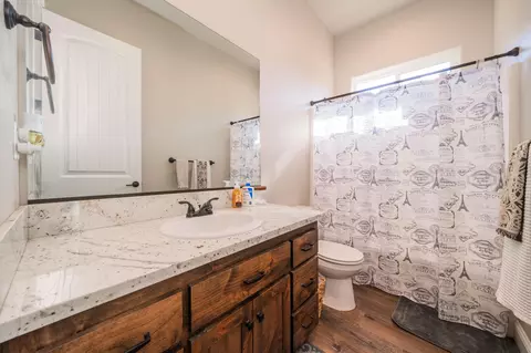 Bath - 2841 San Pablo St, Redding, CA 96003 photo 4 of 5