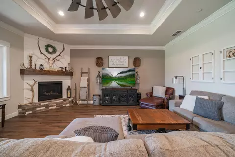 Living - 2841 San Pablo St, Redding, CA 96003 photo 2 of 3