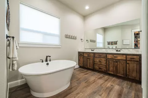Bath - 2841 San Pablo St, Redding, CA 96003 photo 1 of 5