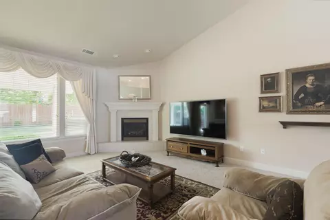 Living - 562 Centavo Way, Redding, CA 96003 photo 2 of 3