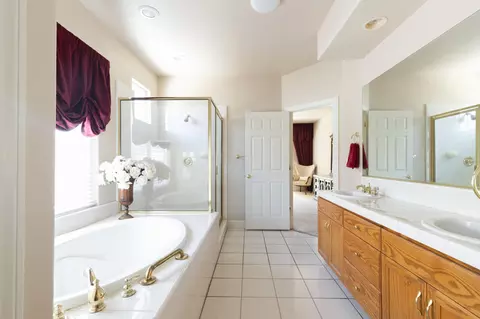 Bath - 562 Centavo Way, Redding, CA 96003 photo 1 of 2
