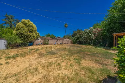 Exterior - 2270 Corona St, Redding, CA 96002 photo 6 of 7