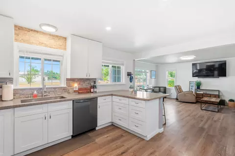 Kitchen - 3256 Silver St, Anderson, CA 96007 photo 4 of 4