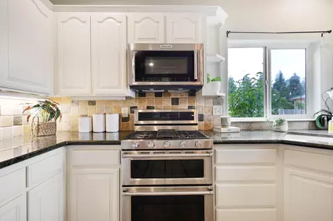 Kitchen - 28357 Whippoorwill Cir, Shingletown, CA 96088 photo 3 of 4