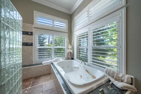 Bath - 3107 Colombard Walk, Redding, CA 96001 photo 4 of 6