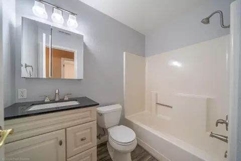 Bath - 1043 Goodview Way, Redding, CA 96003 photo 2 of 2