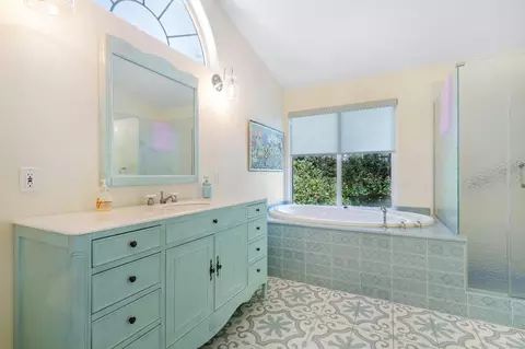 Bath - 4024 Sunglow Dr, Redding, CA 96001 photo 1 of 3