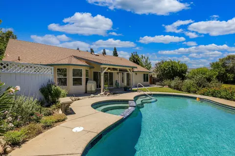 Exterior - 4024 Sunglow Dr, Redding, CA 96001 photo 2 of 4
