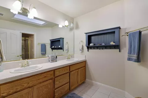 Bath - 4024 Sunglow Dr, Redding, CA 96001 photo 2 of 3