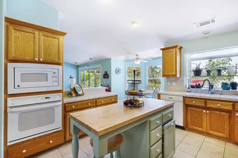 Kitchen - 4024 Sunglow Dr, Redding, CA 96001 photo 4 of 5