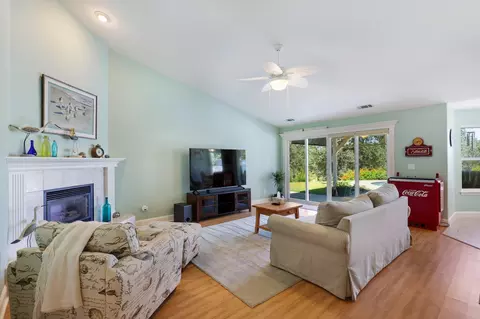 Living - 4024 Sunglow Dr, Redding, CA 96001 photo 4 of 4