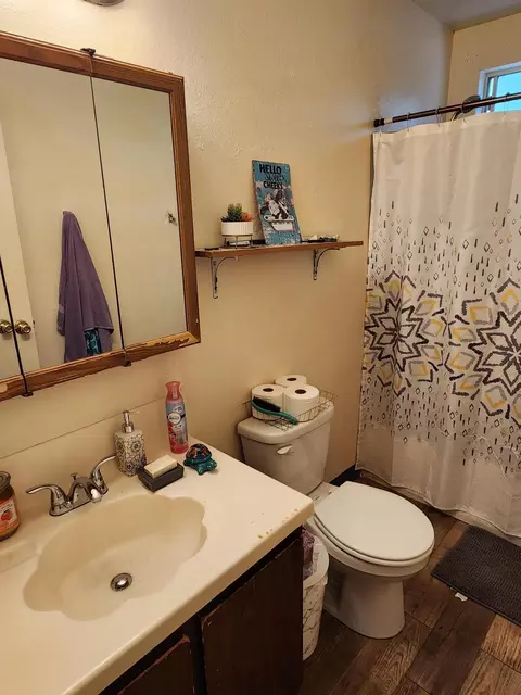 Bath - 1125 Delphinium St, Red Bluff, CA 96080 photo 2 of 2