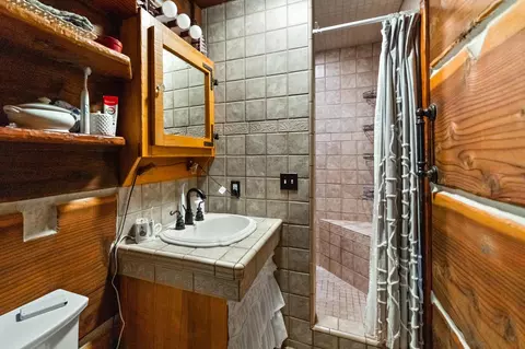 Bath - 14532 Chauncy Way, Redding, CA 96003 photo 1 of 9