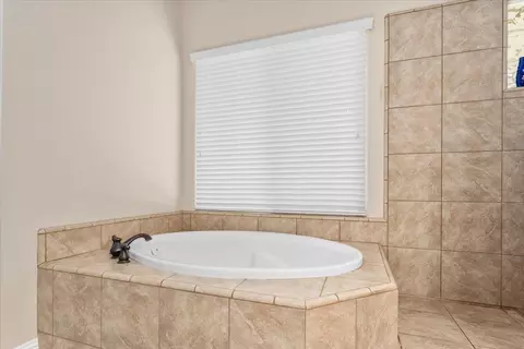 Bath - 3648 Laver Ct, Redding, CA 96002 photo 2 of 5