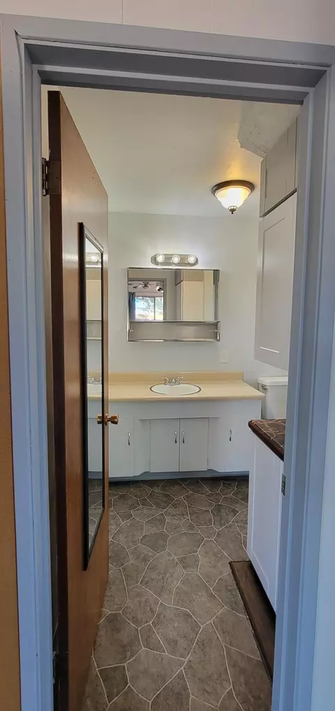 Bath - 4091 St Patricks Ave, Redding, CA 96003 photo 1 of 2