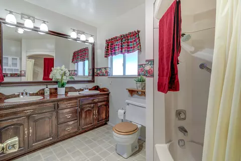 8589 Copper Dr, Redding, CA 96001 photo 20