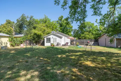 Exterior - 2711 N Bonnyview Rd, Redding, CA 96001 photo 10 of 33