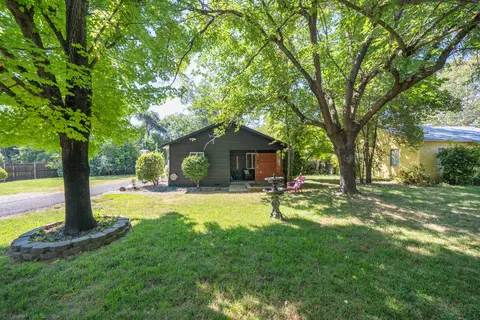 Exterior - 2711 N Bonnyview Rd, Redding, CA 96001 photo 14 of 33