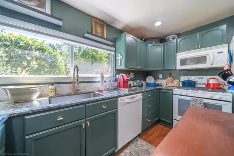 Kitchen - 2711 N Bonnyview Rd, Redding, CA 96001 photo 2 of 3