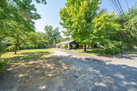 Exterior - 2711 N Bonnyview Rd, Redding, CA 96001 photo 11 of 33